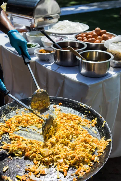 Nouilles frites thaïlandaises dans la poêle — Photo