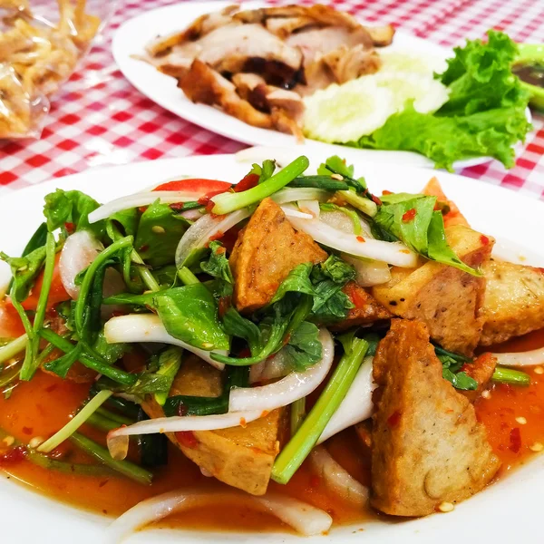 Salada de salsicha de porco tailandesa, salada de porco picante de cozinha tailandesa . — Fotografia de Stock