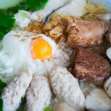 domuz eti ve yumurta ile pirinç lapası