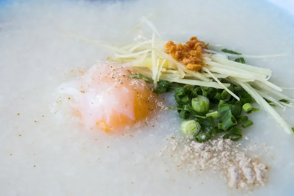 Congee con cerdo y huevo cocido —  Fotos de Stock