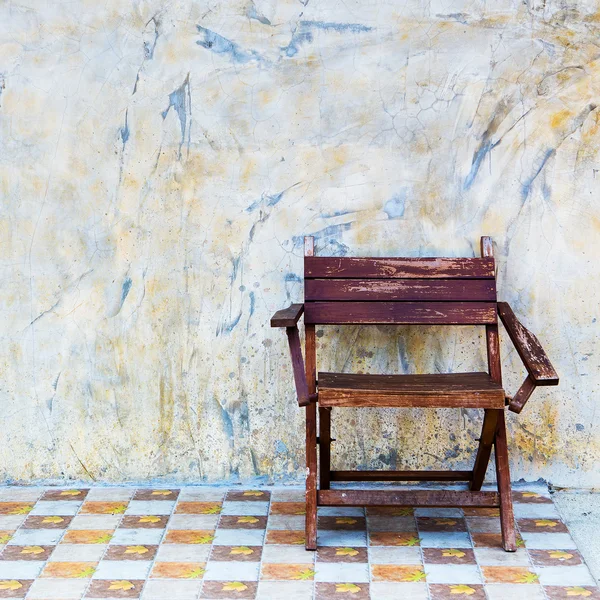 Chaises en bois avec de vieux murs en plâtre — Photo