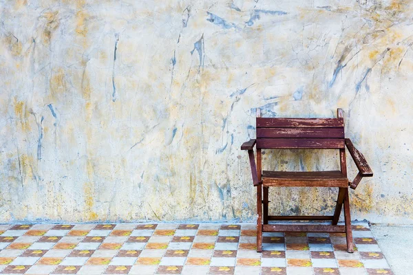 Chaises en bois avec de vieux murs en plâtre — Photo