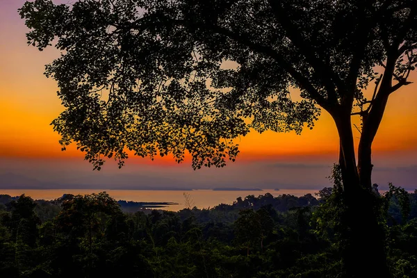 2020年11月15日至11日在泰国华美瀑布国家公园观看的晨光照片 — 图库照片