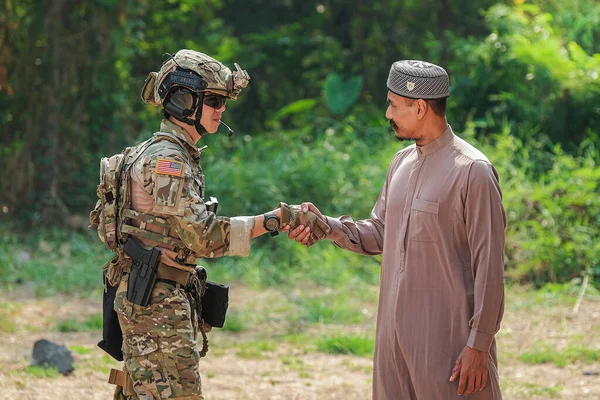 Los Musulmanes Parte Sur Tailandia Son Amigos Los Soldados Que — Foto de Stock