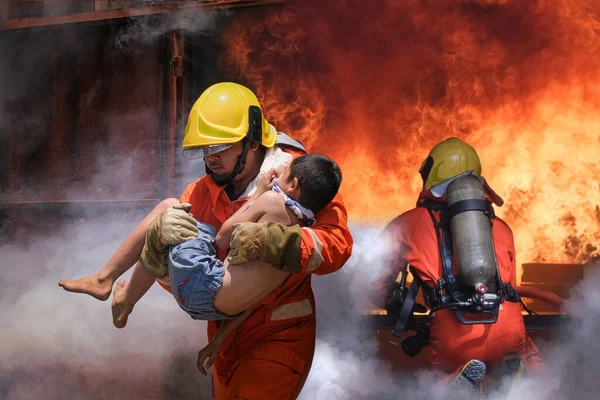 Brandweerman Houdt Kind Jongen Hem Redden Vuur Rook Brandweermannen Redden — Stockfoto