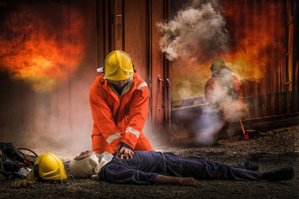 消防员通过进行心肺复苏来拯救生命 — 图库照片