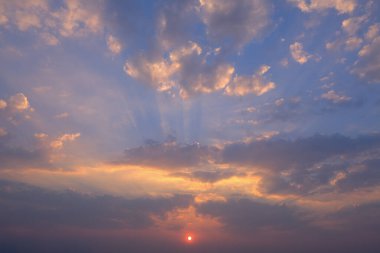 Gün batımı güzel sarı turuncu ve mavi renkler günbatımı arkaplan için gökyüzü.