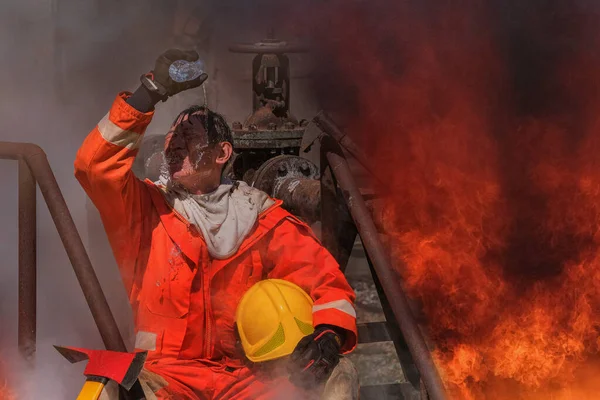 Vigili Del Fuoco Spengono Calore Con Acqua Naturale — Foto Stock