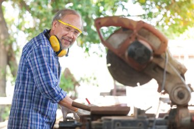 Marangozlar bir marangozhanede ahşap ölçüleri üzerinde çalışırlar..