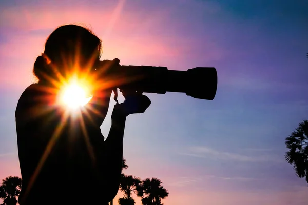 Silhouette Une Femme Photographe Dans Jardin Palmiers Lever Soleil — Photo