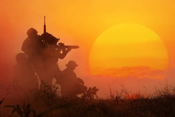 Siluet Seorang Tentara Militer Dengan Matahari Sebagai Korps Marinir Untuk — Stok Foto