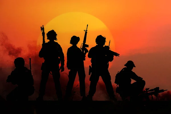 Die Silhouette Eines Soldaten Mit Der Sonne Als Marinekorps Für — Stockfoto