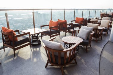 Sandalyeler şehrin doğal görünüm.