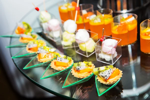 Tailandia postre hecho de frutas en la línea buffet . — Foto de Stock