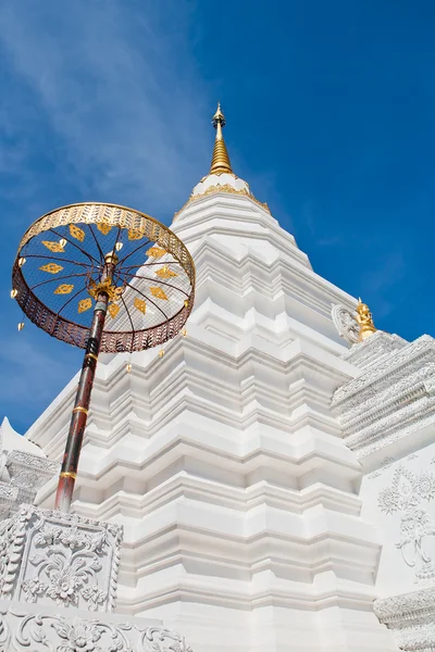 Santuario d'argento, apice del timpano sul tetto del tempio, provincia di Chiangmai — Foto Stock