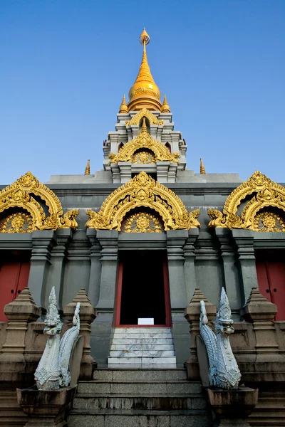 Stora vita pagoda på toppen av kullen, chiang rai thailand — Stockfoto