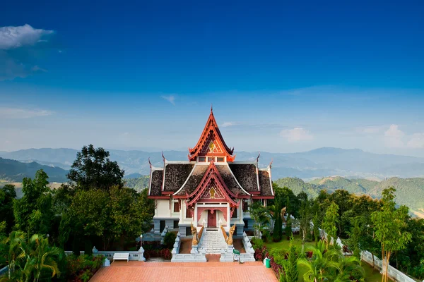 Great white pagoda on the top of hill, Chiang Rai Thailand — стоковое фото