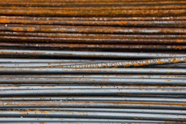 Armatür oluşturmak için çelik çubukları güçlendirmekte