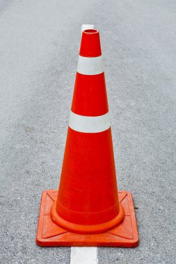 yan yana duran trafik koni