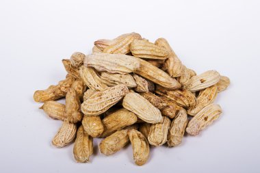 Beyaz zemin üzerine haşlanmış fıstık.