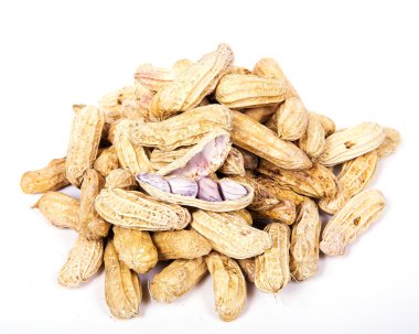 beyaz arkaplanda fıstıklar 