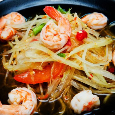 Tayland papayası salatası ve sebze. 