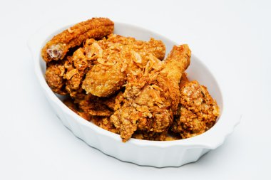 altın kahverengi tavuk drumsticks 