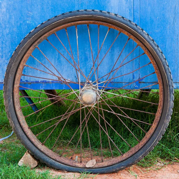 Pneu de bicicleta no velho — Fotografia de Stock