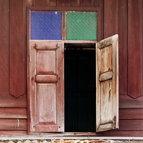 Vieille fenêtre en chalet en bois — Photo