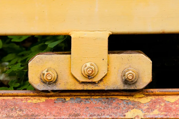ล้อเหล็ก ประตูสนิมเก่า — ภาพถ่ายสต็อก