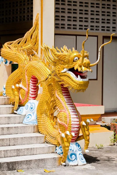 Une grande statue de dragon au thailand, temple chinois . — Photo