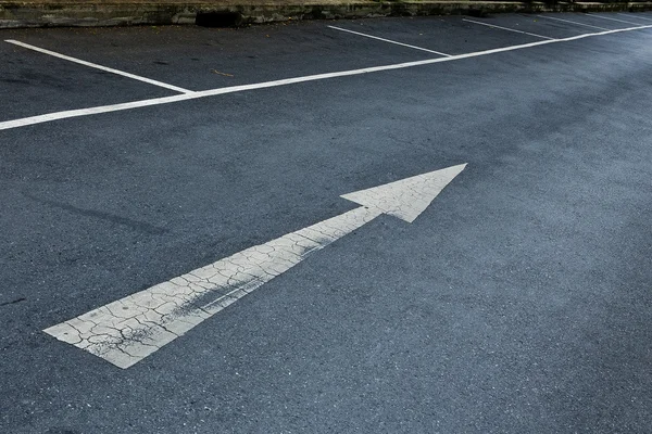 Sinal de seta na superfície do asfalto — Fotografia de Stock