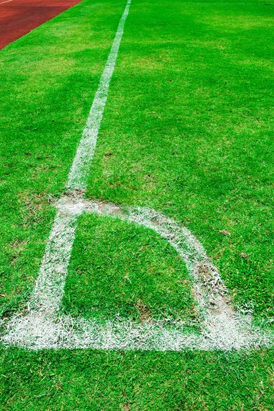 Beyaz çizgiler ile futbol alanının köşesinde çimenlerin üzerinde işaretlenmiş. — Stok fotoğraf