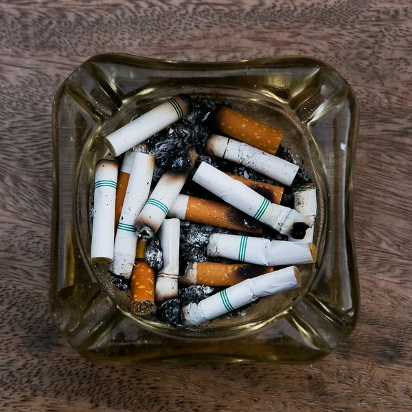 Fesses de cigarette fermées dans un cendrier . — Photo