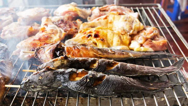 Grilované ryby a grilované kuře. — Stock fotografie