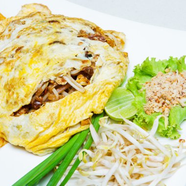 Kızarmış şehriye Tay yumurta ile sarılmış stil gıda, pad Tay