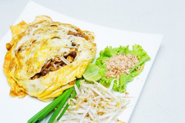 Kızarmış şehriye Tay yumurta ile sarılmış stil gıda, pad Tay