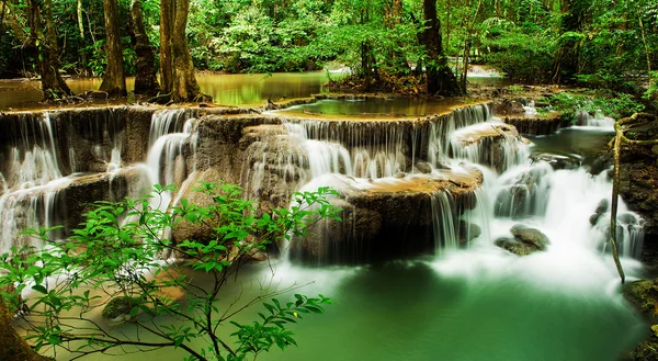 Cachoeira do Paraíso (Huay Mae Kamin Waterfall) em Kanchanaburi, T — Fotografia de Stock