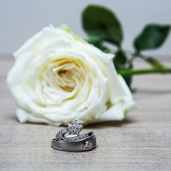 Fedi nuziali con fiori di rosa — Foto Stock