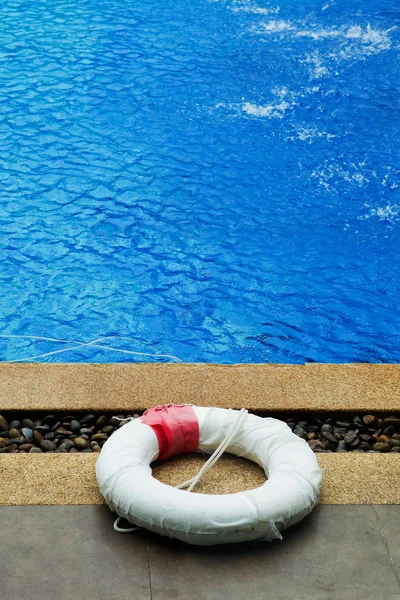 Bouée flottante dans la piscine — Photo