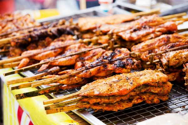 Kip aangesloten met bamboe, lokale levensmiddelen van Thailand grillen — Stockfoto