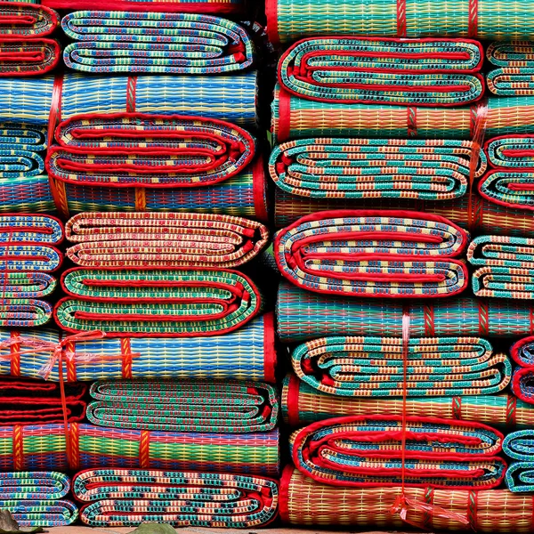 Tapete tailandês tradicional no campo de parque para alugar . — Fotografia de Stock