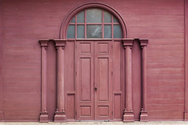 Porta de madeira carmesim tradicional tailandês — Fotografia de Stock