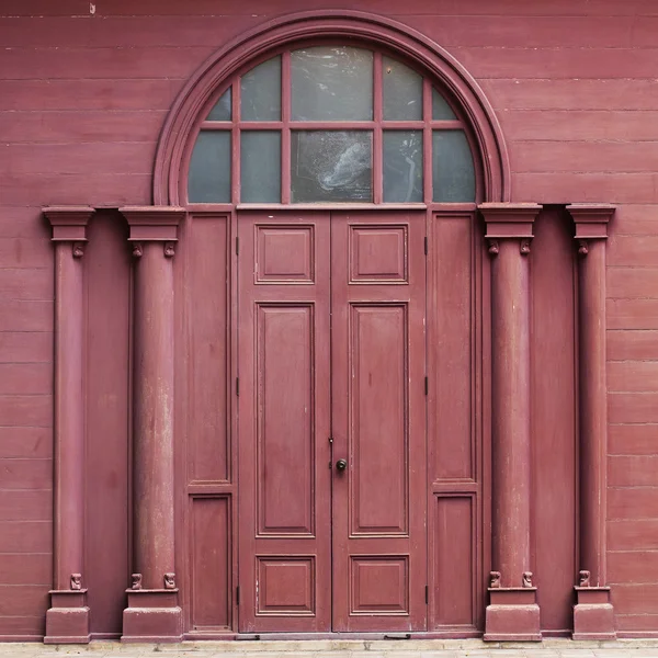 Traditionele Crimson houten deur Thai — Stockfoto