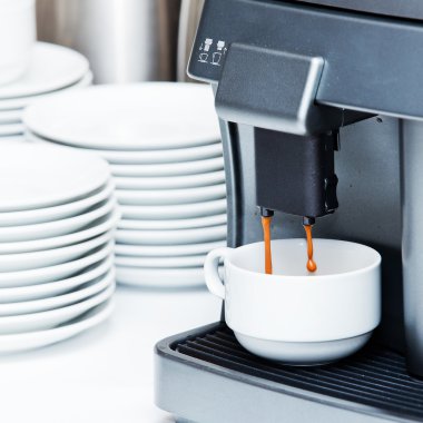 Espresso kafe yakın çekim onun içinde hazırlar
