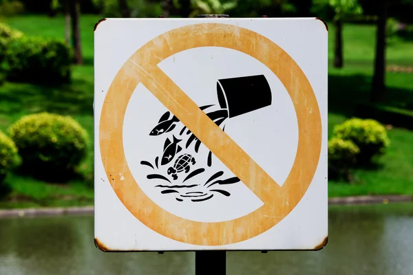 Rótulo para não libertar peixes no parque . — Fotografia de Stock