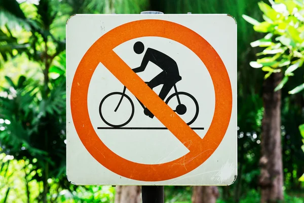 Nenhum sinal de ciclismo com cor amarela no fundo branco — Fotografia de Stock