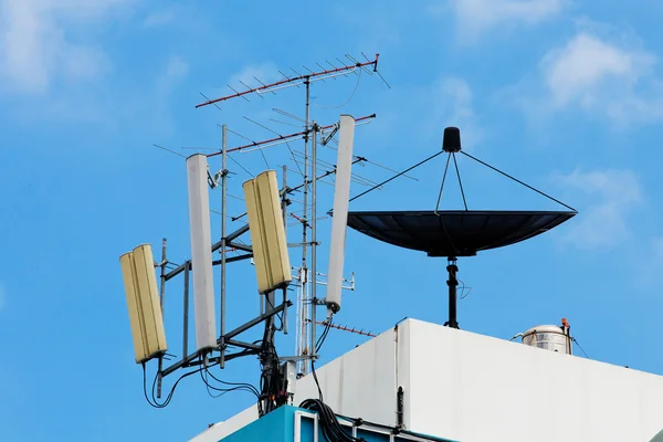 Antenne satellite dans le ciel bleu — Photo