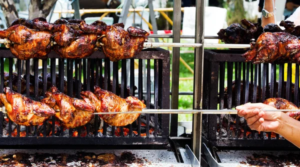 Rotační stroj jsou grilovaná kuřata, celé kuře. — Stock fotografie