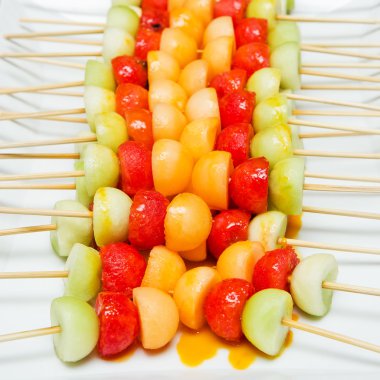 arka plandan farklı birçok egzotik meyve